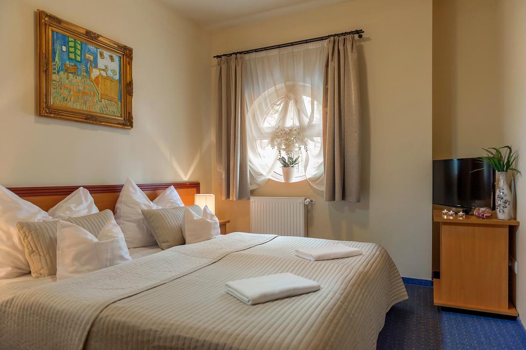 P4W Hotel Residence Szombathely Room photo